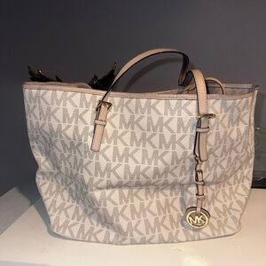 SOLD🚨Michael Kors Beige Tote Bag